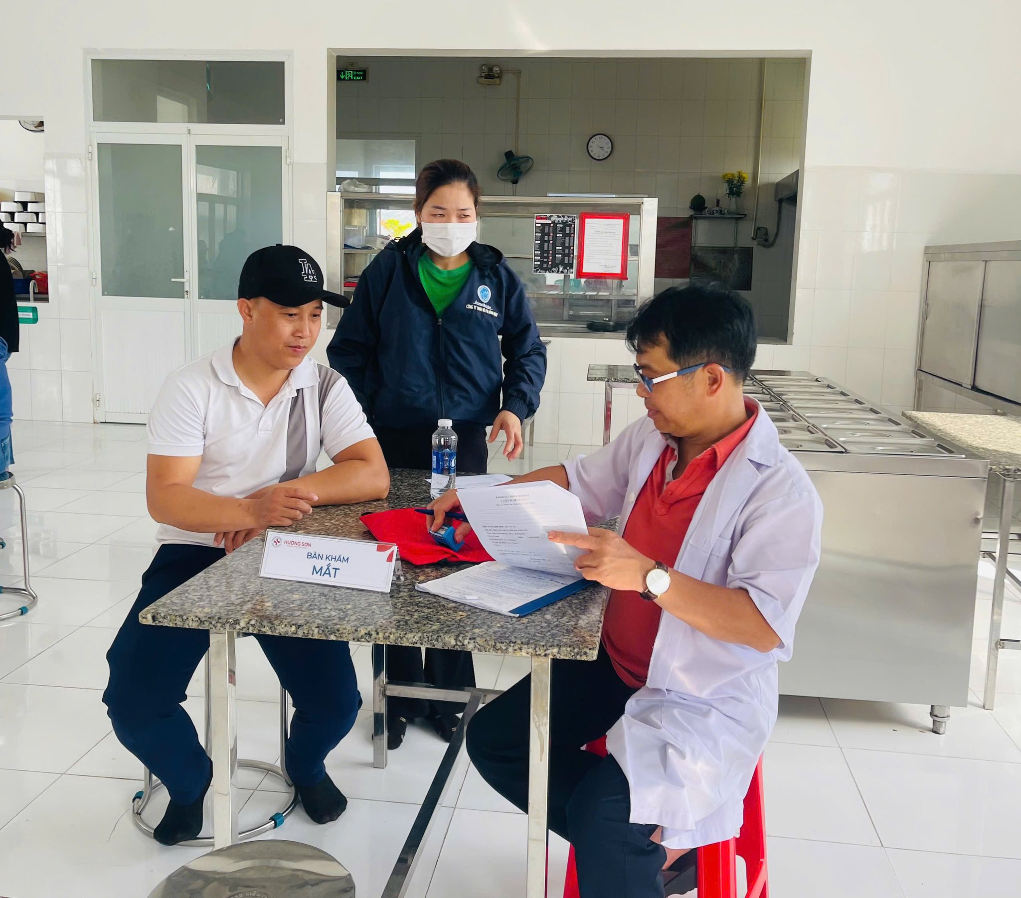 Chăm sóc sức khoẻ cho người lao động của nhà máy chế biến hải sản tại KKT Nhơn Hội.